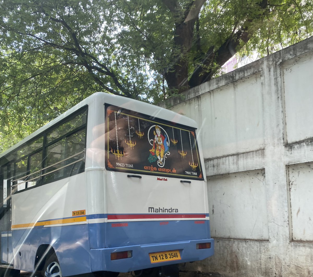 superflyTNT9's tweet photo. @ChennaiTraffic @R_Sudhakar_Ips @ChennaiTraffic illegal parking continues. This parking during college closing hours causes massive traffic blockades making it impossible to travel on the road. A 400 metre distance takes 30 mins. If emergency services were required during that time, they will not reach. https://t.co/aEVwyE6zJ2