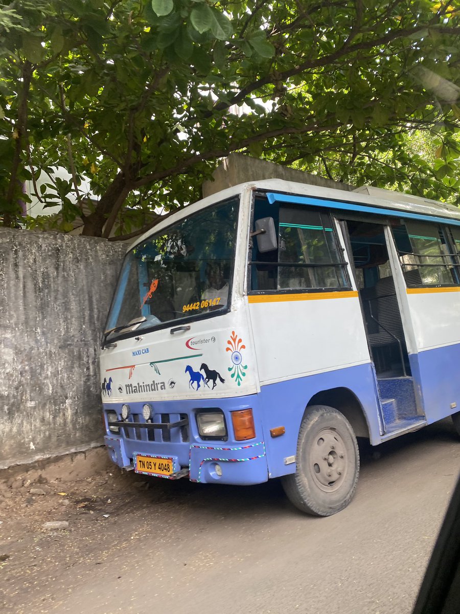 superflyTNT9's tweet photo. @ChennaiTraffic @R_Sudhakar_Ips @ChennaiTraffic illegal parking continues. This parking during college closing hours causes massive traffic blockades making it impossible to travel on the road. A 400 metre distance takes 30 mins. If emergency services were required during that time, they will not reach. https://t.co/aEVwyE6zJ2