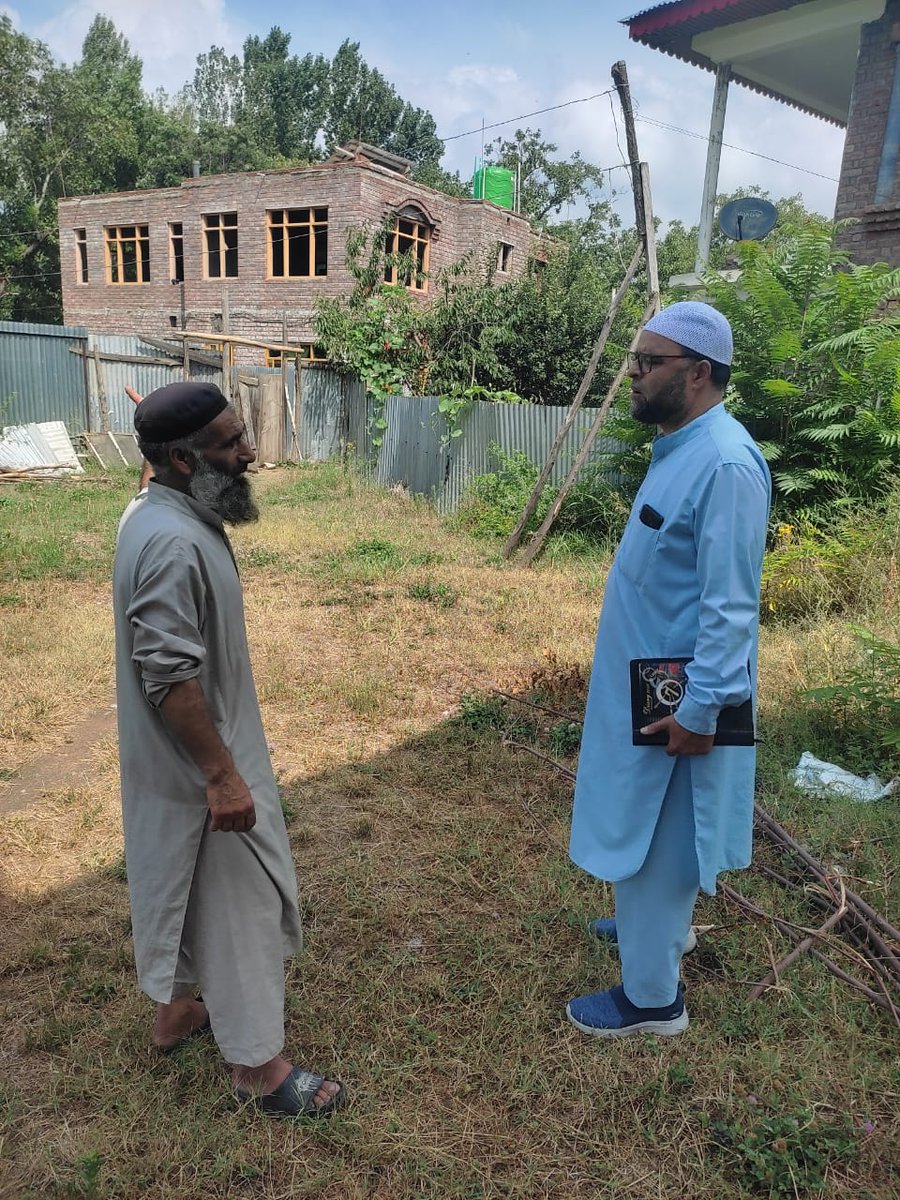 ESDManigam's tweet image. Resolving issue's during Erection of poles at chapper gund of Nunner feeder coming under #RDSS in the sub division Manigam. @EdGanderbal @KpdclG @KPDCLOfficial @mussarat_zia