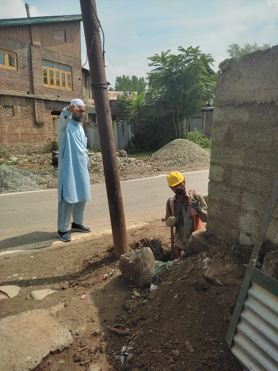 ESDManigam's tweet image. Resolving issue's during Erection of poles at chapper gund of Nunner feeder coming under #RDSS in the sub division Manigam. @EdGanderbal @KpdclG @KPDCLOfficial @mussarat_zia