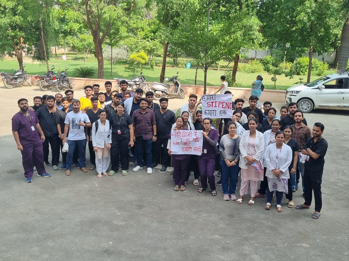 AayuBhardwaj212's tweet photo. The journey to becoming a doctor is hard enough. Unpaid internships make it even harder.
 #FairPay
 #MedCommunity
#MedTwitter 
#MBBSInterns
#Krishnamohanmedicalcollegeandhospitalmathura 

@NMC_IND
@JPNadda
@DrDhruvchauhan 
@UPGovt 
@myogiadityanath 
@myogioffice
@udfaindia https://t.co/ALjoj1dnso