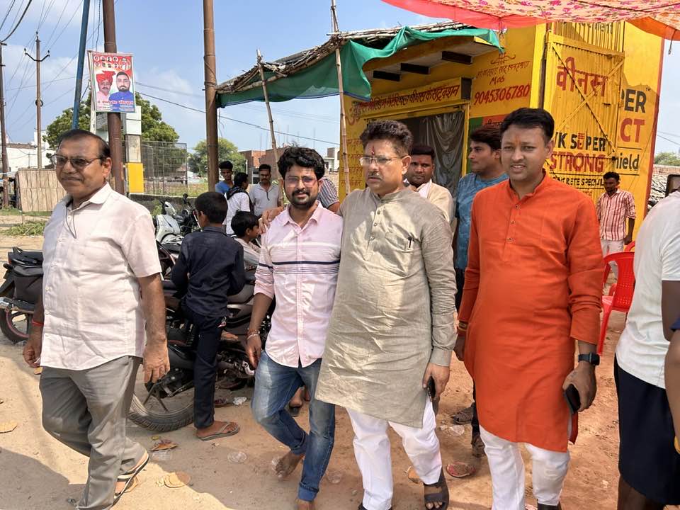 Rajeev4BJP's tweet photo. #महानगर_अलीगढ़ रघुवीरपूरी मंडल के उपाध्यक्ष श्री राहुल जी के प्रतिष्ठान खेर रोड पर #सावन_माह के #द्वितीय_सोमवार के उपलक्ष्य में आयोजित भंडारे में पहुँच कर प्रसाद ग्रहण किया।

#TulsidasPunyathithi
#Ramcharitmanas
#Rajeev4BJP
#RajeevSharma
#aligarh
#महानगर_अलीगढ़
#ModiHaiToMumkinHai
#ModiKiGuarantee
@Rajeev4BJP @narendramodi @iDurVijayShakya @DrDharmendraBJP @bjpanoop @BJP4India
visit: https://t.co/NzWrRpHZ6e