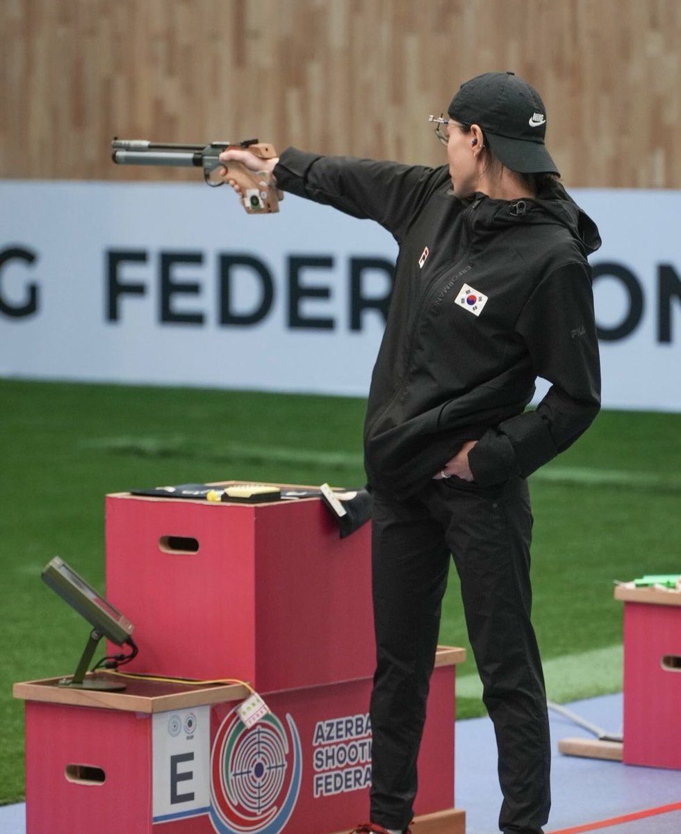 Women Posting W's tweet media