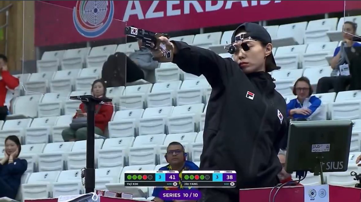 Women Posting W's tweet media