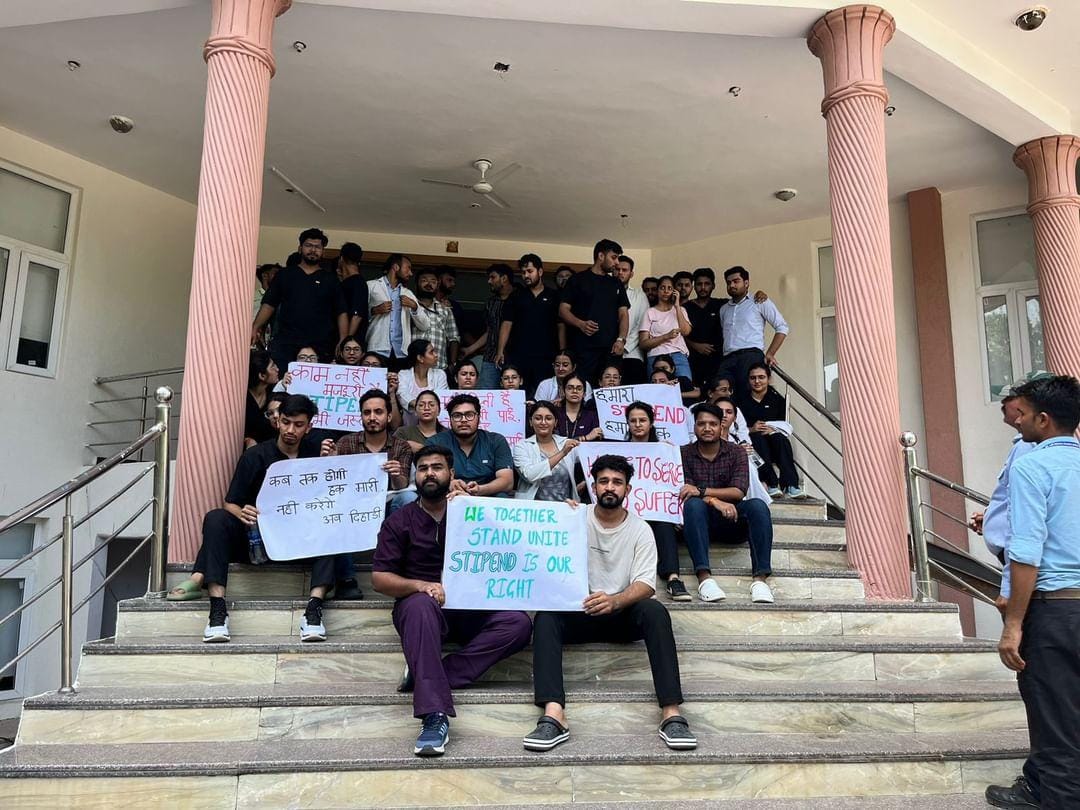 riar22435's tweet photo. एमबीबीएस छात्रों को निर्धारित स्टाइपेंड नहीं मिल रहा है। हमारी मेहनत और समर्पण का उचित मुआवजा मिलना चाहिए।

#MBBSInterns
#MedTwitter https://t.co/2IoWfvAuqE