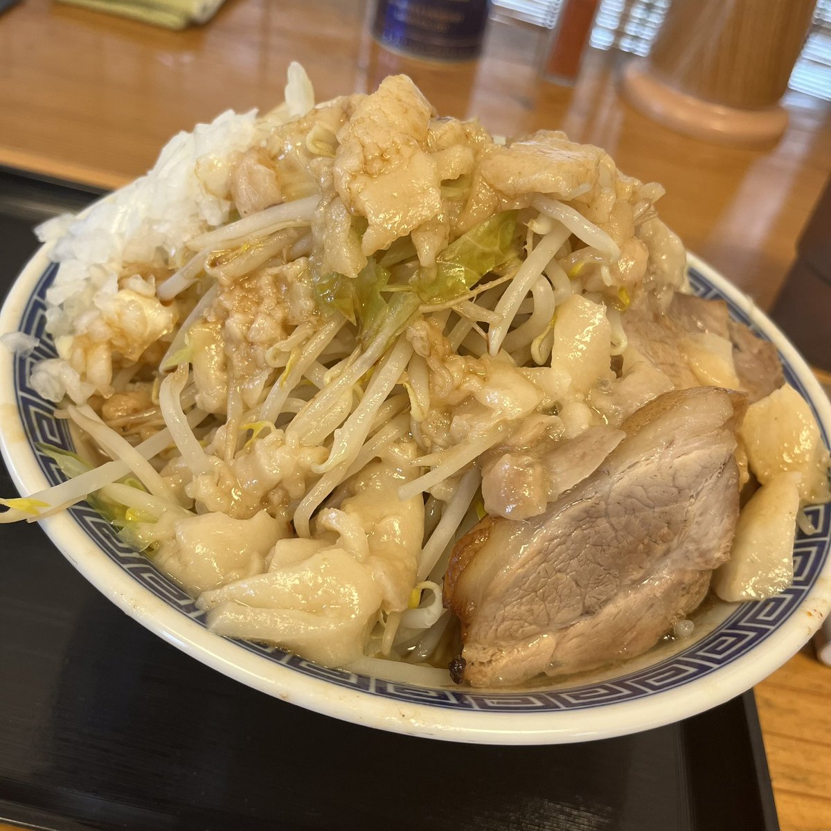 8780haru's tweet photo. らーめん　成りと
らーめん
ヤサイ3掴み
その他全マシ
1100円
#らーめん成りと #全マシ https://t.co/WQslNrEeyX