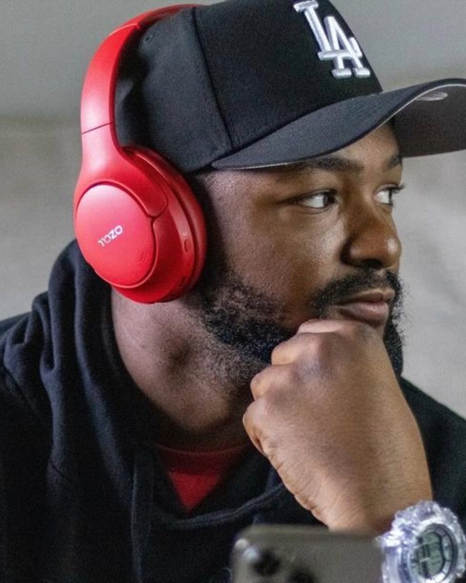 TOZO_OFFICIAL's tweet image. Who needs fashion advice when you have red TOZO HT2? 😎
📷: theofficialhypedubb

#TOZO #HT2 #TOZOHT2 #TOZOColorYourSound #TOZOHT2SOUND