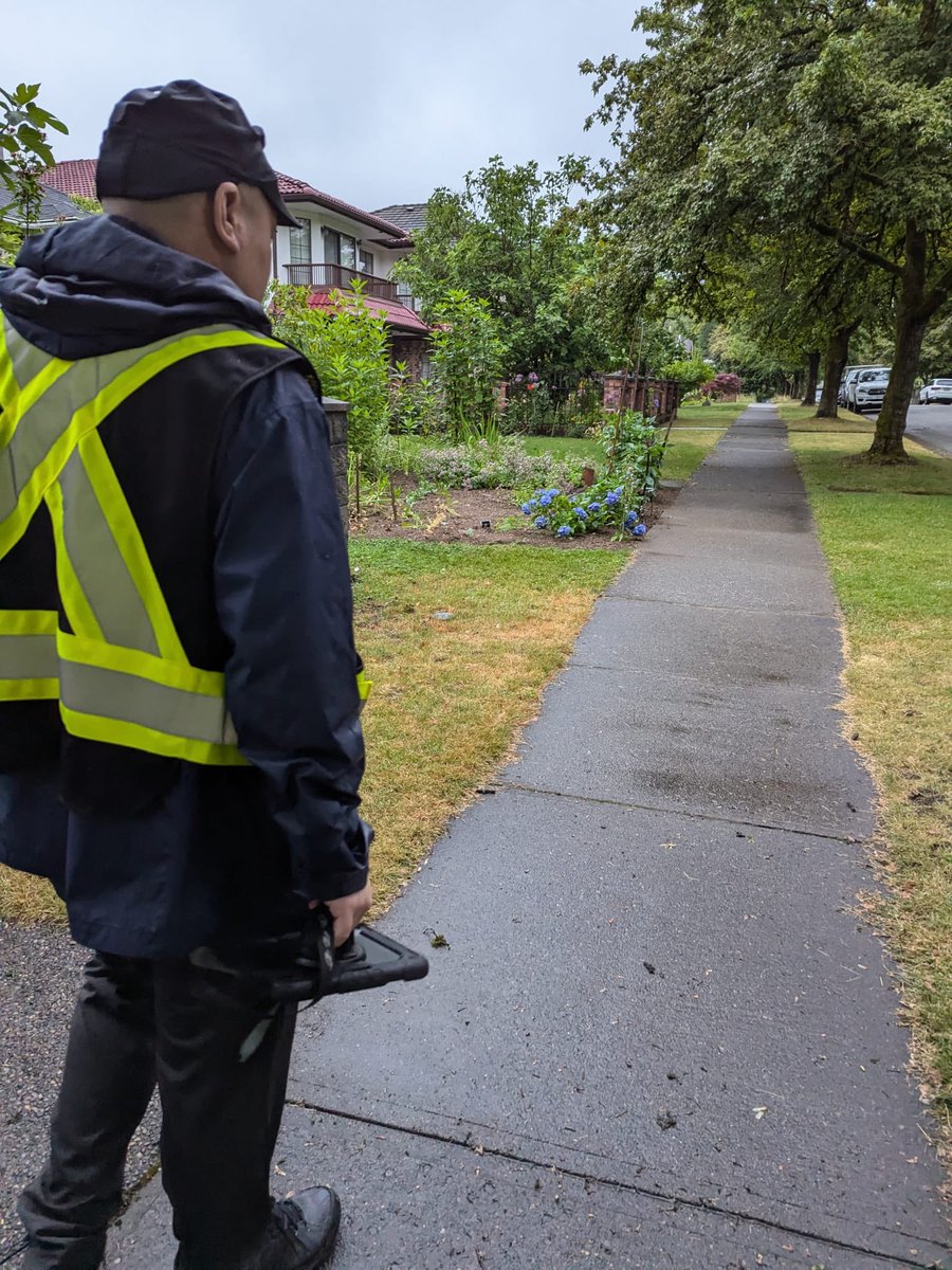 CollingwoodcpcC's tweet photo. It was a wet Monday evening, July 29/34.
@CollingwoodCPC 1st #patrol was out in the #Vancouver
#Community.
#volunteer run
#Team, w/
Juan
Stephen
Markus
#madeadifference tonight by reporting issues, such a low hanging branch.
#cleanup was arranged.
We aim to serve, rain or shine. https://t.co/JlQ74u6B11