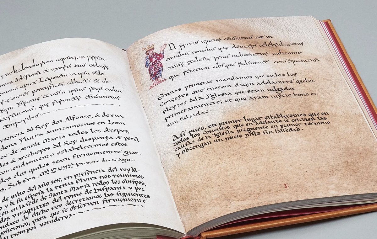 JoaqunRiveraCh1's tweet photo. Buenos días, madrugadores. 30 de julio de 1017, por orden del rey Alfonso V y de su esposa Elvira, se dictan los 48 preceptos del Fuero de León, el primero de la historia y la primera legislación escrita por parte de un Estado.

Por primera vez se reconocen derechos de los ciudadanos como la propiedad privada, las garantías judiciales o el derecho a la herencia tanto de hombres como de mujeres.

Se reconocen derechos al sexo femenino, que hasta ese momento podían ser objeto de violación y botín de guerra. 

También se imponen pesos, medidas y normas del mercado para que cada año un oficial decidiera unos precios fijos y se evitara así la especulación.

El fuero de León constituye las bases de los derechos   fundamentales en forma de primitiva constitución.