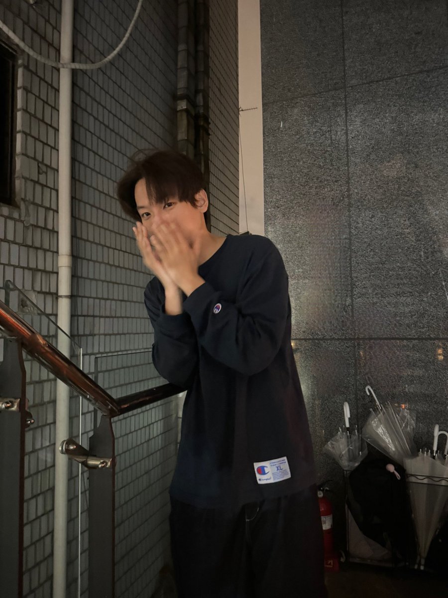 SF9official's tweet photo. 아 부끄러워… 꼭 밖에서 찍어야 돼??;; 사람 많잖아…
#SF9 #INSEONG https://t.co/20hIuKa1of
