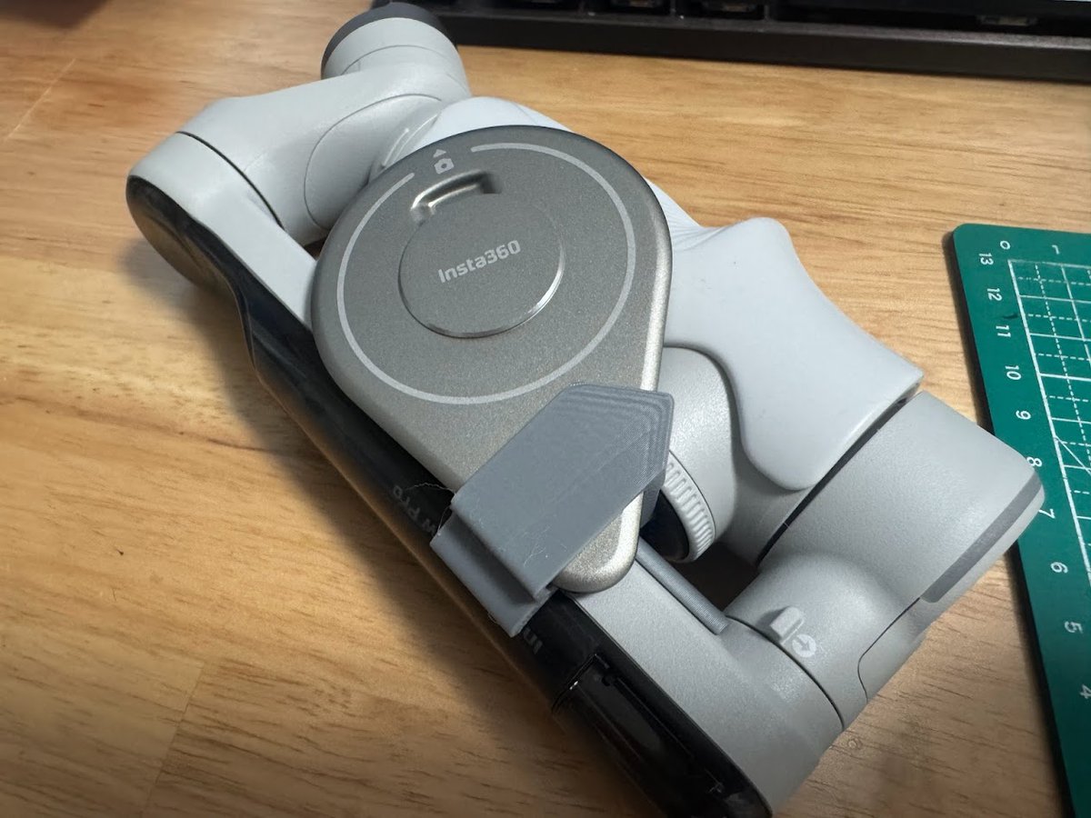 shinoblogavi's tweet image. #Insta360FLOW /Pro に対応したグリップストッパー（収納時にグリップがくるくる回らないようにするパーツ）ようやく純正のマグネットホルダーをゲットできたので、収納できるように対応しました。勿論、取り付けたまま撮影できます。
shintak.booth.pm/items/5841667