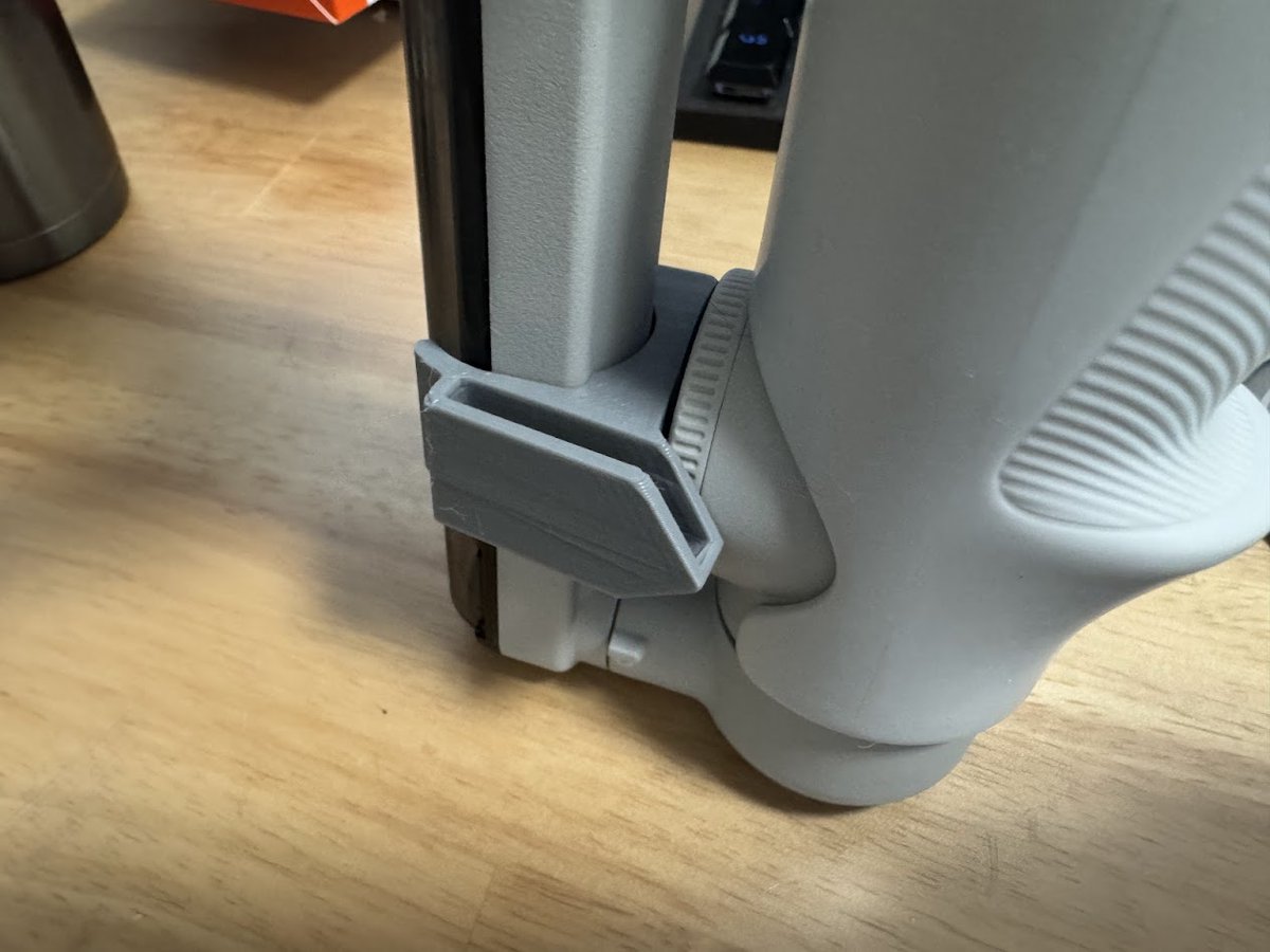 shinoblogavi's tweet image. #Insta360FLOW /Pro に対応したグリップストッパー（収納時にグリップがくるくる回らないようにするパーツ）ようやく純正のマグネットホルダーをゲットできたので、収納できるように対応しました。勿論、取り付けたまま撮影できます。
shintak.booth.pm/items/5841667