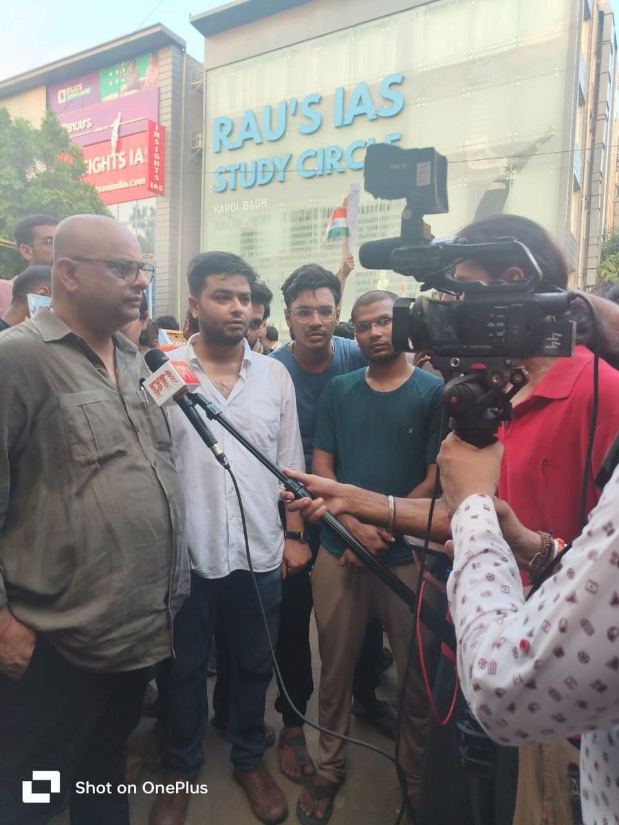 abhishiekh's tweet image. I was with @imanojjha Sir of @gsscoreofficial &amp;amp; the entire team of #GSSCORE to express solidarity with the protesting students &amp;amp; support their legitimate demands.

As Teachers we must stand with them &amp;amp; with what&apos;s right. 
#UPSCaspirants #upsc #OldRajendraNagar #BasementIncidient