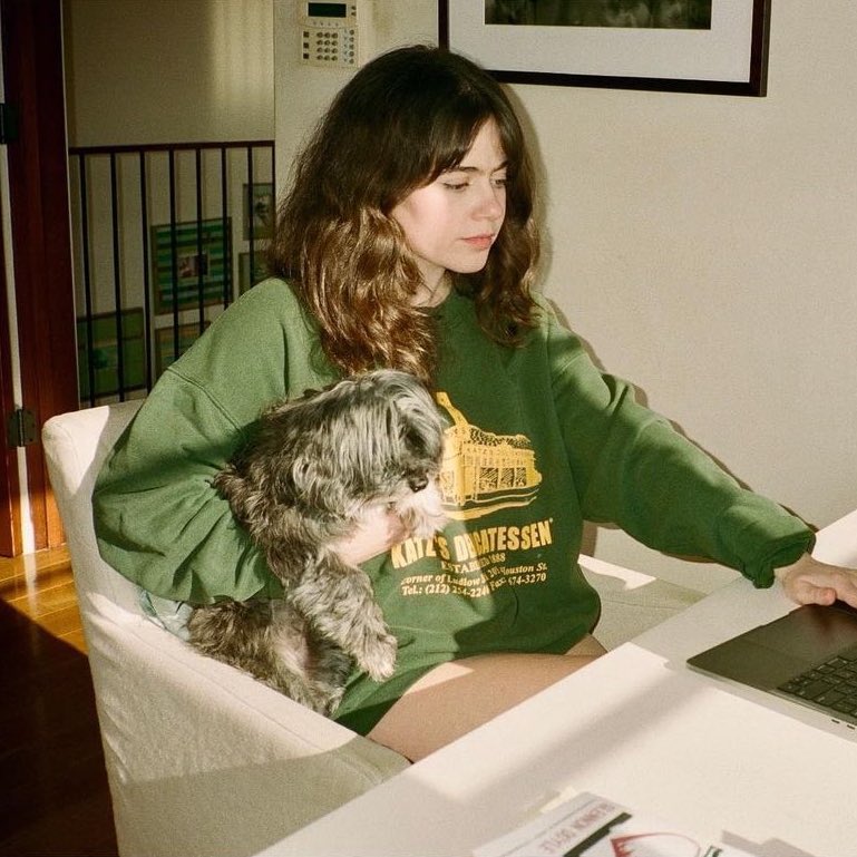 bestofmolly's tweet photo. hello and welcome to bestofmolly, an account dedicated to the one and only molly gordon :) follow for updates and daily content of our fav actress, writer, and director https://t.co/HY3VBeNu8B