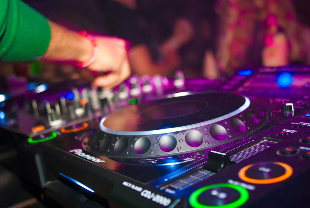 TommyBadLabel's tweet photo. What's the best electronic music genre? House, trance, dubstep? Vote below! 🔽

#GenreWars #MusicLovers #EDM #housemusic #electronicmusic #technohouse #dj #musicproducer #deephouse #dancemusic #musiclovers #djing #tommybad #tommybadlabel https://t.co/XQB8VGP9Fl