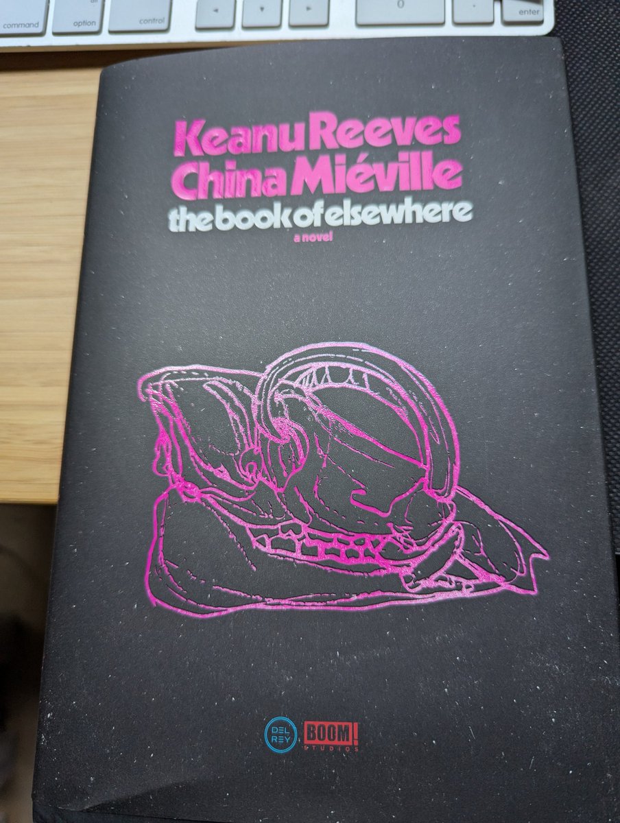 K1TCHAN's tweet photo. Now I need to find Keanu to sign this wonderful book ⭐ https://t.co/aT0gPyIUyo
