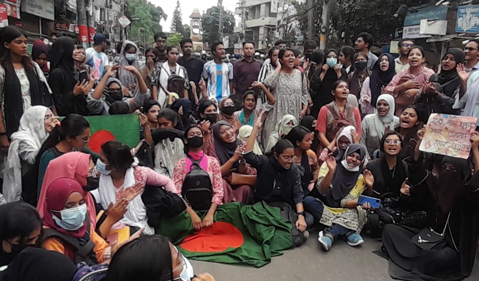 কোটা বৈষম্য বিরোধী আন্দোলনকারীদের ছত্রভঙ্গ করতে পুলিশ টিয়ারশেল, সাউন্ড গ্রেনেড নিক্ষেপ, মুহূর্তে রণক্ষেত্রে পরিণত নগরী