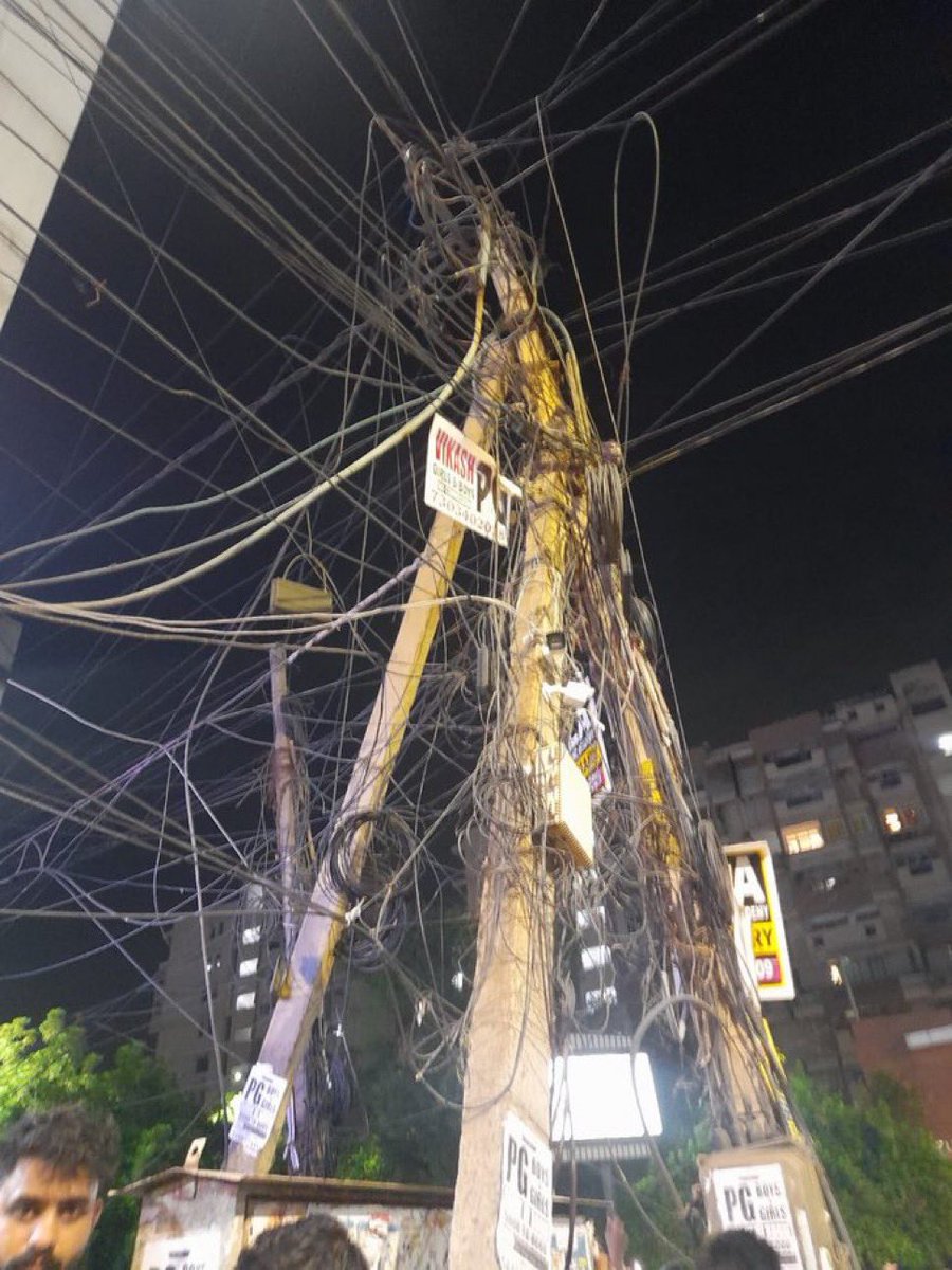 nigam_div's tweet photo. "Jugaad"?? 

It's a mystery that short circuit has not happened here till now! 

RIP Kirchhoff's law! https://t.co/grnnhsZwNz