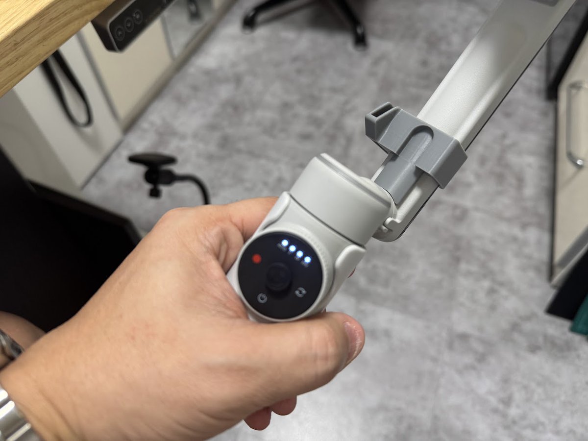 shinoblogavi's tweet image. #Insta360FLOW /Pro に対応したグリップストッパー（収納時にグリップがくるくる回らないようにするパーツ）ようやく純正のマグネットホルダーをゲットできたので、収納できるように対応しました。勿論、取り付けたまま撮影できます。
shintak.booth.pm/items/5841667