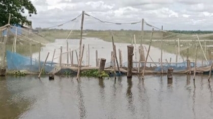 নড়াইলে সরকারি খালে পানির গতিপথ বন্ধ করে রাস্তা নির্মাণ