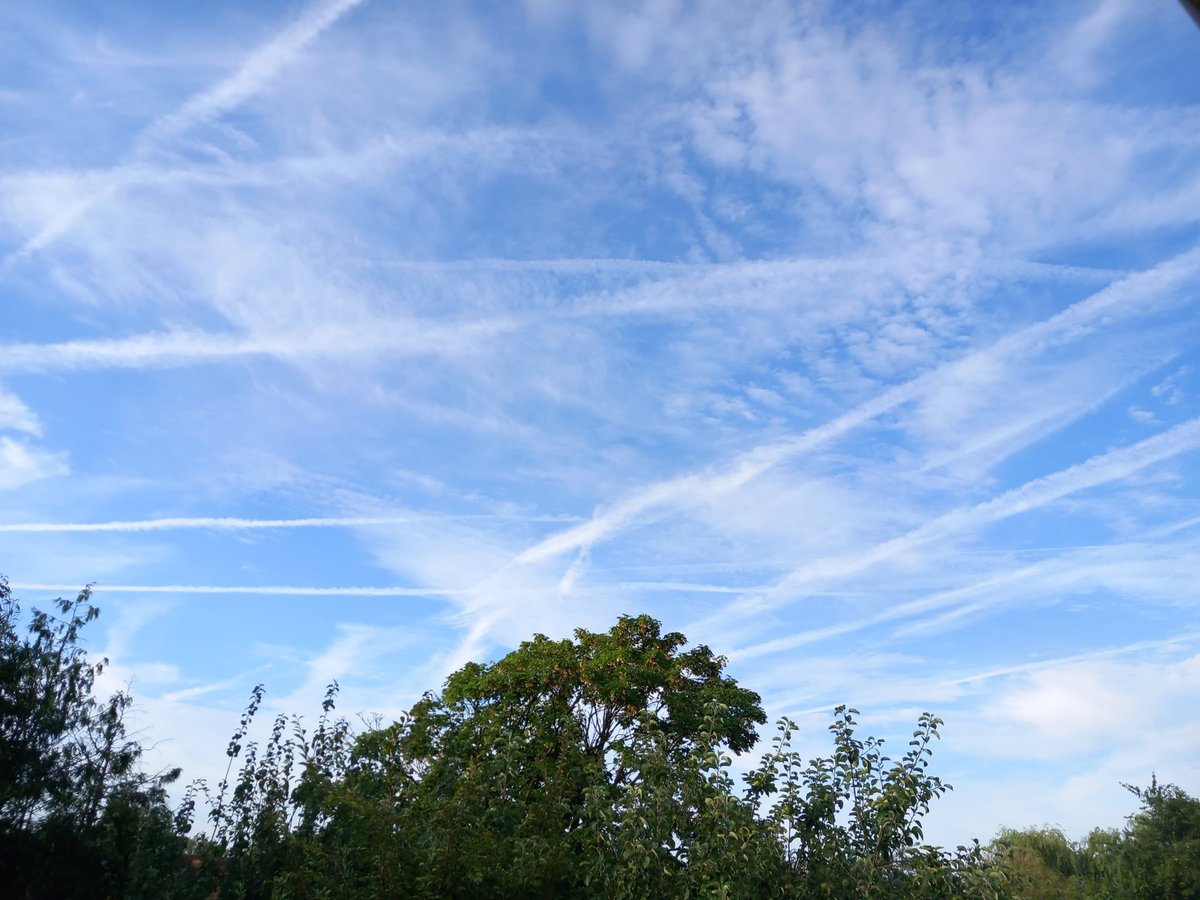 c_senora's tweet image. 6:30am  then 7:00am #Chemtrails #Sprayed #LookUp #UK