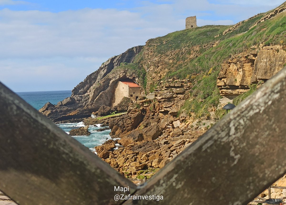 Zafrainvestiga's tweet photo. Me situé buscando ≠perspectivas para hacer 📷 focalizando la #MiradaMatemática en el perfil de la #TorredeSanTelmo erguida ante el caos de las🌊 del #Cantábrico y la #ermitadeSantJusta excavada en un #anticlinal, estructura geológica q forma un arco de roca, y admiré su belleza https://t.co/n4p0sj0uHt