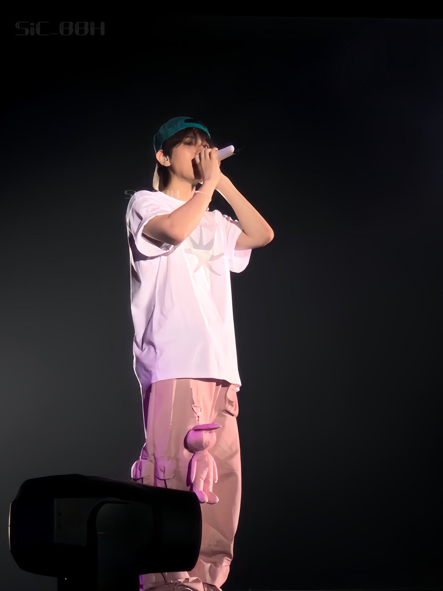 SiC_BBH's tweet photo. #baekhyun  #lonsdaleite
아시아 투어가 끝났습니다!
내년에 우리 다시 만나자! 
더 좋은 백현을 기대한다
 #baekhyun https://t.co/IuhCmjgZ9O