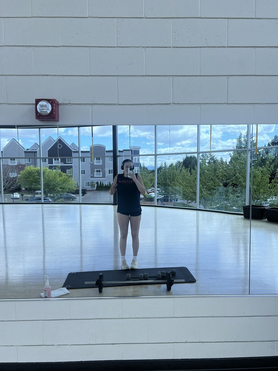 EmmaPowell_21's tweet photo. 13 weeks post knee surgery. Walking 5+ daily and feeling awesome! Lifting daily and doing weighted leg exercises! I can bend my knee to 145 degrees and extend it -7 degrees. Progressing to running and more athletic movements! I’m super excited to get cleared https://t.co/t428EH2eue