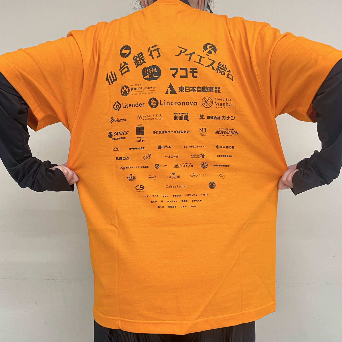 kohshin_rubber's tweet photo. 先ほどほやドルの萌江 様 （@Moe_hoya）にご来社いただき、#ほやっほー祭（@hoyahho48） のTシャツをいただきました❗️✨
ありがとうございます🙇

鮮やかなほや色が眩しいです😆🧡

背中には社名も❗️
これはもしかして、、、ほやの形に並べられているのでは！？😳
細部までほやへのこだわりが感じられますね❗️🧡