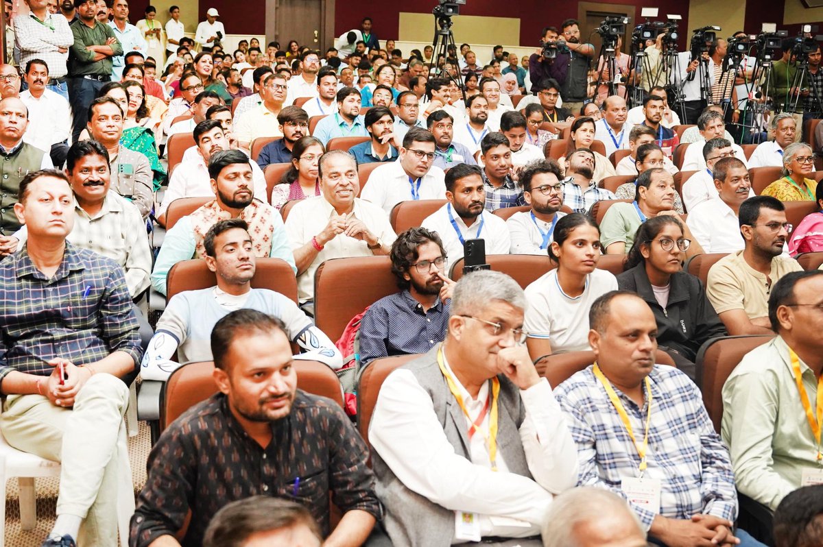 आज भोपाल स्थित सीएसआईआर-एम्प्री में "राष्ट्रीय हिन्दी विज्ञान सम्मेलन 2024" का शुभारंभ कर "अनुसंधान संदेश" पुस्तिका का विमोचन एवं कवि, कथाकार श्री संतोष चौबे जी को आचार्य प्रफुल्ल चंद्र रे विज्ञान संवर्धन सम्मान से सम्मानित किया।

हिन्दी विज्ञान का यह चौथा सम्मेलन निश्चित रूप से