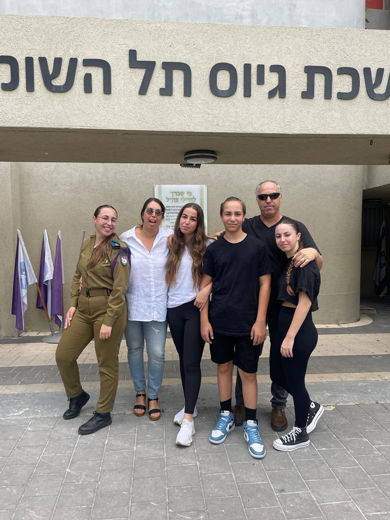 היום לפני שנה התגייסו לירי אלבג, אגם ברגר ונעמה לוי. הן כבר עשרה חודשים בשבי