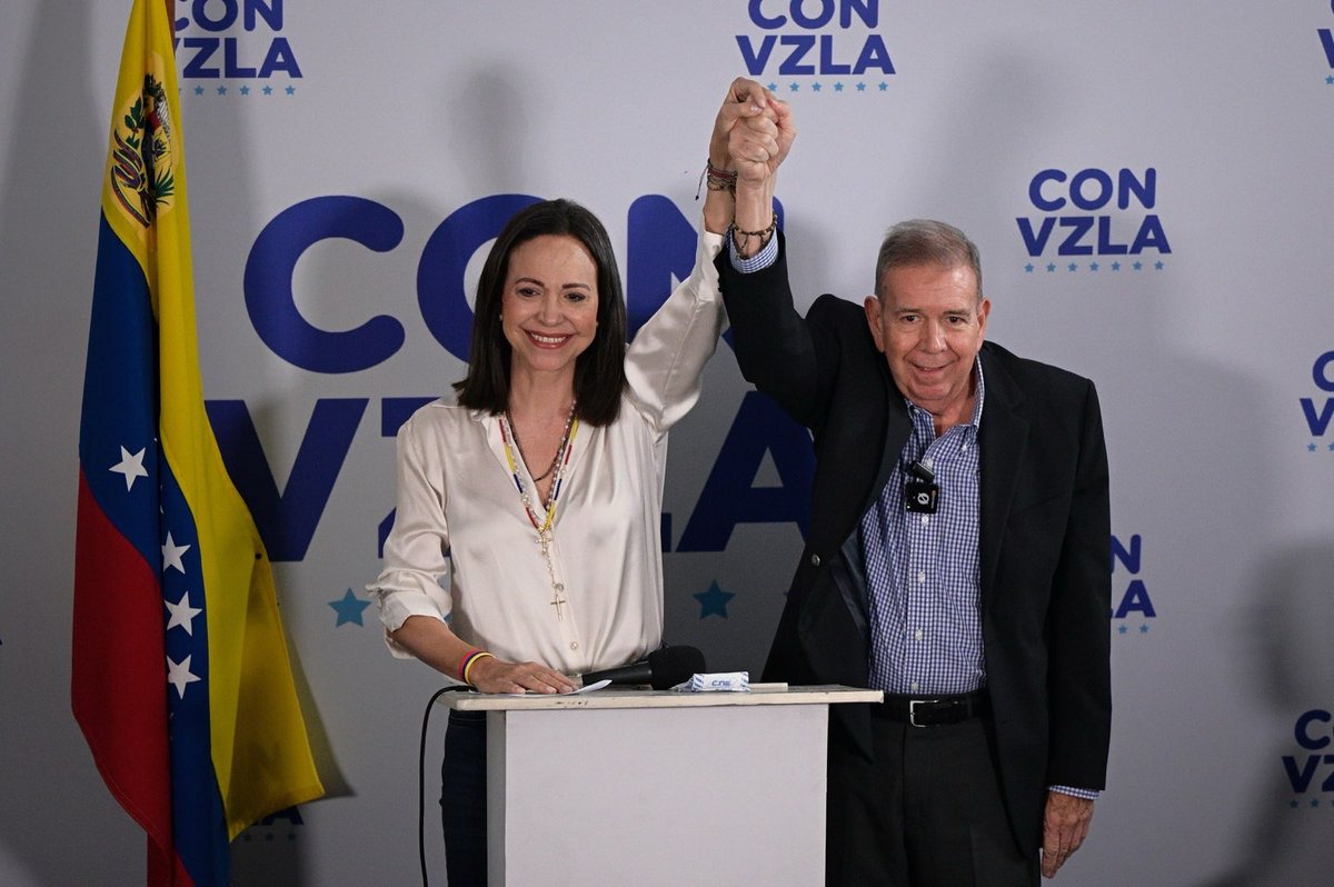 yulia_navalnaya's tweet photo. Люди на улицах, протестующие против украденных выборов, заслуживают только поддержки.
Победа над такими, как Мадуро или Путин, никогда не бывает быстрой и легкой. Мы познакомились с @MariaCorinaYA 15 лет назад, и я знаю, что ей не занимать упорства. Пусть все получится! https://t.co/JQC7ERLXTd