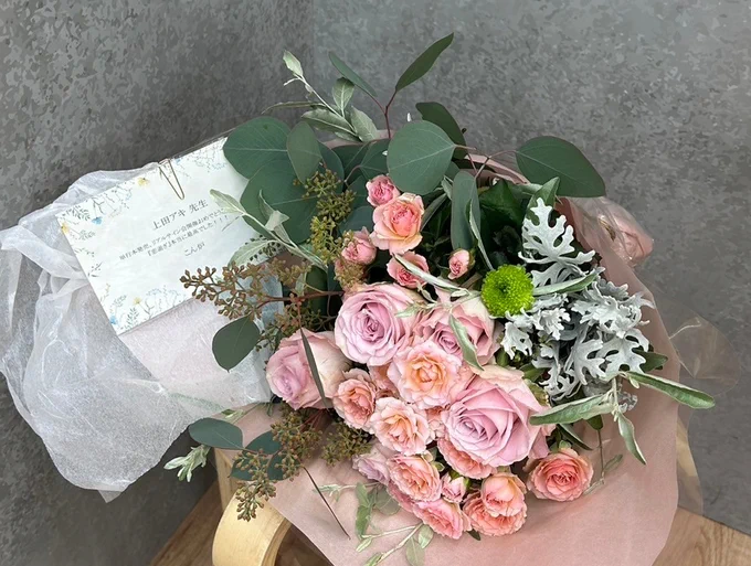 そして会場にお花やバルーンをお贈りいただき華やかな空間にとても心温まりましたこん炉先生、蔓沢つた子先生、ナツメカズキ先生。ご多忙のなか貴重なお時間を割いてお心遣いいただき本当にありがとうございました!毎日暑さも厳しくバテますが執筆中もどうかお身体を大切にお過ごしください…! 
