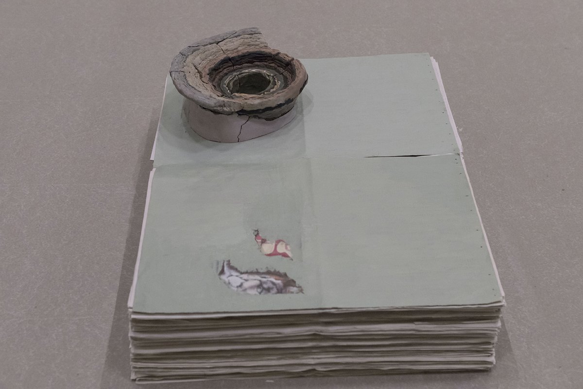 ArtiumMuseoa's tweet photo. #PatriciaDauder-ren (Bartzelona, 1973) lanari eskainitako '#Unform' erakusketako eskultura, marrazki, instalazio eta filmek askotan ia hautemanezinak diren aztarnak uzten dituzten une afektiboei jarraitzeko artistak duen interesa aztertzen dute.
https://t.co/H6LdWxtbqL https://t.co/Io0VuBfFE9