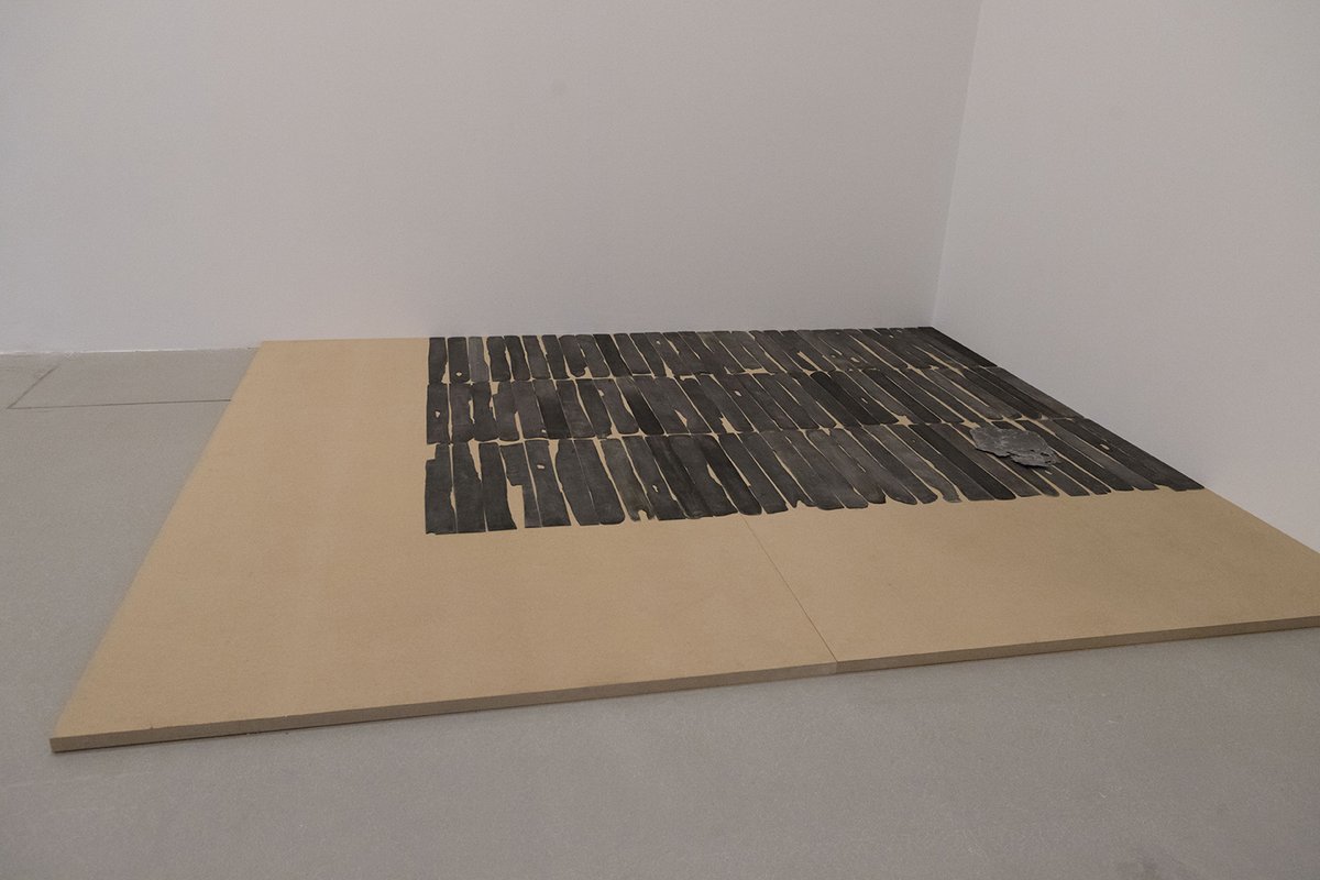 ArtiumMuseoa's tweet photo. #PatriciaDauder-ren (Bartzelona, 1973) lanari eskainitako '#Unform' erakusketako eskultura, marrazki, instalazio eta filmek askotan ia hautemanezinak diren aztarnak uzten dituzten une afektiboei jarraitzeko artistak duen interesa aztertzen dute.
https://t.co/H6LdWxtbqL https://t.co/Io0VuBfFE9