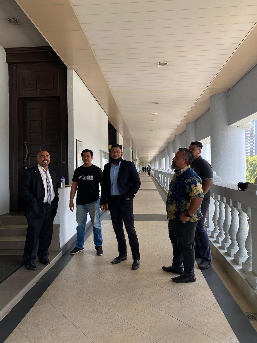 Sir_Azri's tweet photo. Alhamdulillah, selesai bicara hari ini dan perbicaraan disambung ke bulan Oktober nanti.

Kita akan heret Anwar Ibrahim ke Mahkamah kelak bagi membuktikan yang Anwar benar baruah Isr4el Amerika. 

Terima kasih semua peguam yang hadir terutama Tuan Muhammad Rafique Rashid Ali & Logen Eskander serta sahabat seperjuangan Bozz Jebat & Yusrizat Idris

Lawan Tatap Lawan 💪🏼