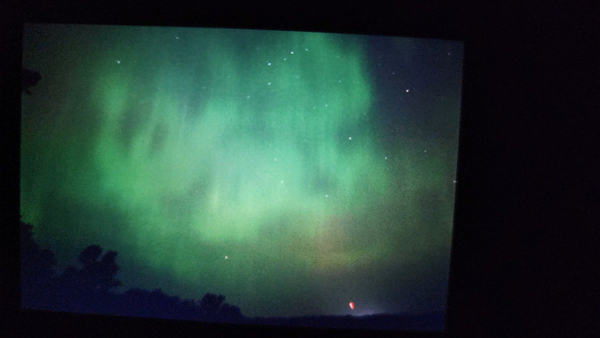 twstdbro's tweet image. Aurora out in MB @ 1:28AM. Taken near Portage La Prairie. Bottom right corner is the moon rising through the fire smoke. Showing up bright red. #backofcamera @TweetAurora @AuroraNotify @AuroraMAX