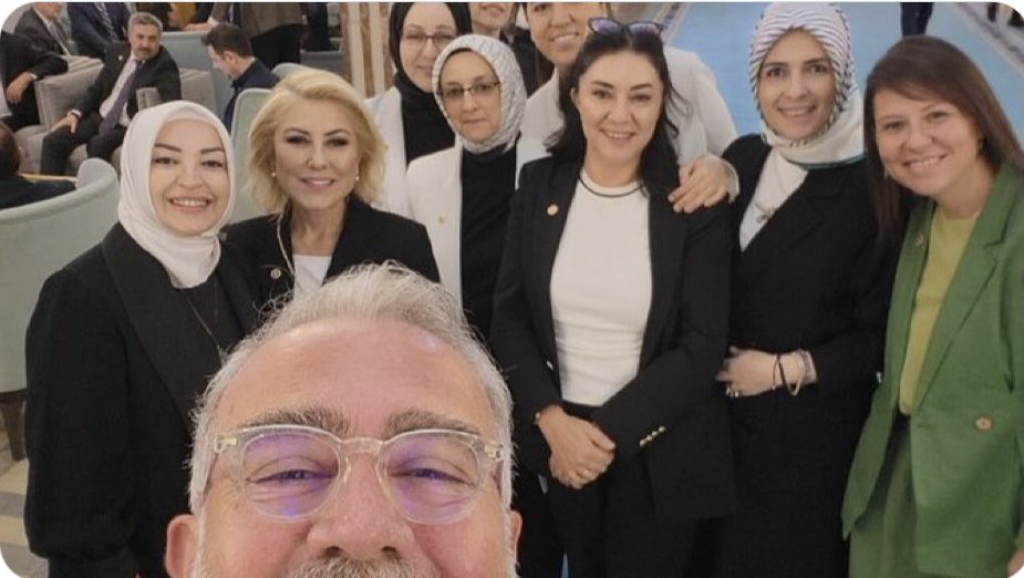 Sokak köpekleri;
Birinin Rolex’ini çalmış,
ötekinin ıstakozunu yemiş,
diğerinin baş örtüsünü çekmiş!