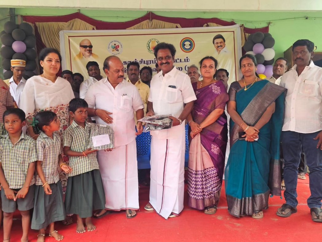 EzhilarasanCvmp's tweet photo. @arivalayam கழகத் தலைவர்-மாண்புமிகு தமிழ்நாடு முதலமைச்சர் திரு. @mkstalin அவர்கள் அறிவுறுத்தலின்படி, காஞ்சிபுரம், மாவட்ட ஆட்சியர் அலுவலகம் அருகில் ��ள்ள ஊராட்சி நடுநிலைப் பள்ளியில், 2-ஆம் வகுப்பு முதல் 8-ஆம் வகுப்பு வரை பயிலும் மாணவ, மாணவிகளுக்கு விலையில்லா சீருடை வழங்கும் விழாவில், மாண்புமிகு அமைச்சர் அண்ணன் திரு. தா.மோ. அன்பரசன் அவர்களுடன் இணைந்து பள்ளி மாணவர்களுக்கு சீருடைகளை வழங்கினோம்.

நிகழ்ச்சியில், மாவட்ட ஆட்சியர், மாநகராட்சி மேயர் திருமதி மகாலட்சுமி யுவராஜ், காஞ்சிபுரம் ஒன்றியக்குழு பெருந்தலைவர் திருமதி மலர்கொடி ���ுமார், பள்ளி தலைமை ஆசிரியர் மற்றும் ஆசிரியைகள், உள்ளாட்சி பிரதிநிதிகள், கழக நிர்வாகிகள், மாணவிகள் கலந்துக் கொண்டனர்.

@CMOTamilnadu | @Udhayanidhi | @DMKITWing | @TRBRajaa