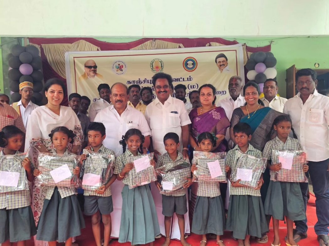 EzhilarasanCvmp's tweet photo. @arivalayam கழகத் தலைவர்-மாண்புமிகு தமிழ்நாடு முதலமைச்சர் திரு. @mkstalin அவர்கள் அறிவுறுத்தலின்படி, காஞ்சிபுரம், மாவட்ட ஆட்சியர் அலுவலகம் அருகில் ��ள்ள ஊராட்சி நடுநிலைப் பள்ளியில், 2-ஆம் வகுப்பு முதல் 8-ஆம் வகுப்பு வரை பயிலும் மாணவ, மாணவிகளுக்கு விலையில்லா சீருடை வழங்கும் விழாவில், மாண்புமிகு அமைச்சர் அண்ணன் திரு. தா.மோ. அன்பரசன் அவர்களுடன் இணைந்து பள்ளி மாணவர்களுக்கு சீருடைகளை வழங்கினோம்.

நிகழ்ச்சியில், மாவட்ட ஆட்சியர், மாநகராட்சி மேயர் திருமதி மகாலட்சுமி யுவராஜ், காஞ்சிபுரம் ஒன்றியக்குழு பெருந்தலைவர் திருமதி மலர்கொடி ���ுமார், பள்ளி தலைமை ஆசிரியர் மற்றும் ஆசிரியைகள், உள்ளாட்சி பிரதிநிதிகள், கழக நிர்வாகிகள், மாணவிகள் கலந்துக் கொண்டனர்.

@CMOTamilnadu | @Udhayanidhi | @DMKITWing | @TRBRajaa
