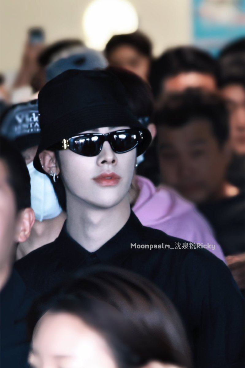 Moonpsalm_Ricky's tweet photo. 【240730 ICN机场到达】

All Black🖤🕶️
墨镜也抵挡不住的帅气🐱

#리키 #Ricky #沈泉锐 #リッキー 
#ZEROBASEONE #제로베이스원 #제베원 #ZB1 https://t.co/PSQUQIKALU