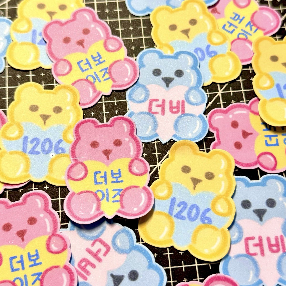 gomawoahph's tweet image. ✧˚ ༘ ⋆｡˚ 🍭 d-5 until #TheBScribblesSociety

[new] alexa play sweet by the boyz~

this gummy bear sticker pack is available in limited quantity onsite

🗓️ 08/04 
📍mabuhay tea house

see you there .ᐟ ♡