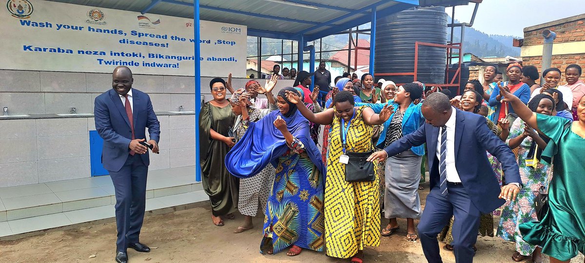 jumuiya's tweet image. #WashProject ➡️Closingceremony

✍️Group of men and women at the one of the handwashing facilities in Rubavu, Rwanda constructed by the EAC with the support of @IOMRONairobi and @eacgiz cheering the delegation of EAC led by the Deputy Secretary General @AguerAriik
