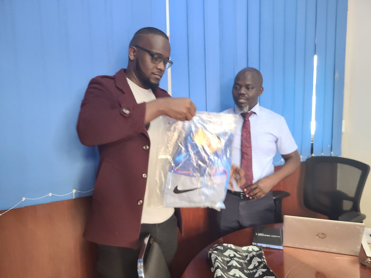 GabrielBuule's tweet photo. Young entrepreneur @Esau_Matsiko has sent  gift to @DailyMonitor 's  Managing Editor, @tbutagira a token of appreciation for Quality journalism. The gift was delivered by @933kfm s @emeka_ug . #journalismisnotacrime https://t.co/4IU0vqVuuv