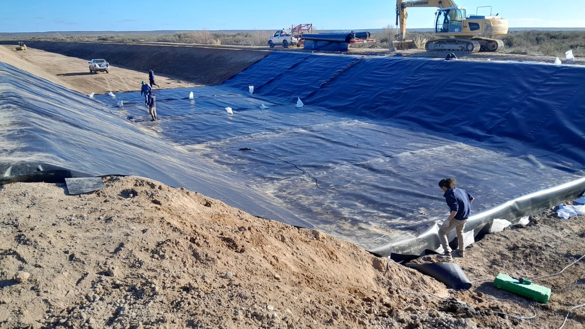 Se continúa con  la instalación  de la membrana en el Canal Principal,   este trabajo se realiza en el marco del Proyecto GIRSAR  sobre Mejoras y modernización  en el Sistema de riego del IDEVI.
