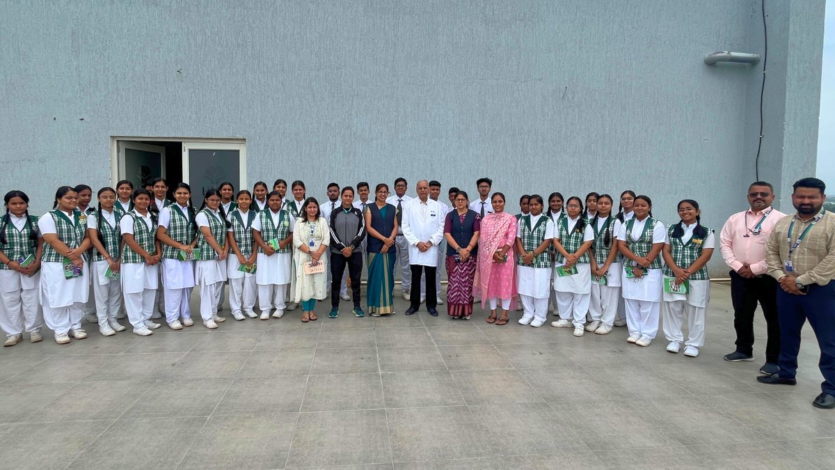 smhbhopal's tweet image. Students from Carmel Convent School Ratanpur had an amazing hands-on experience at SMH Hospital, diving into live labs and learning from our expert doctors. 🚀🔬

☎️Call Now: 0755-4303030
Website: smhbhopal.com

#studentvisit #bhopal #pathlab #bloodbank #life #doctors