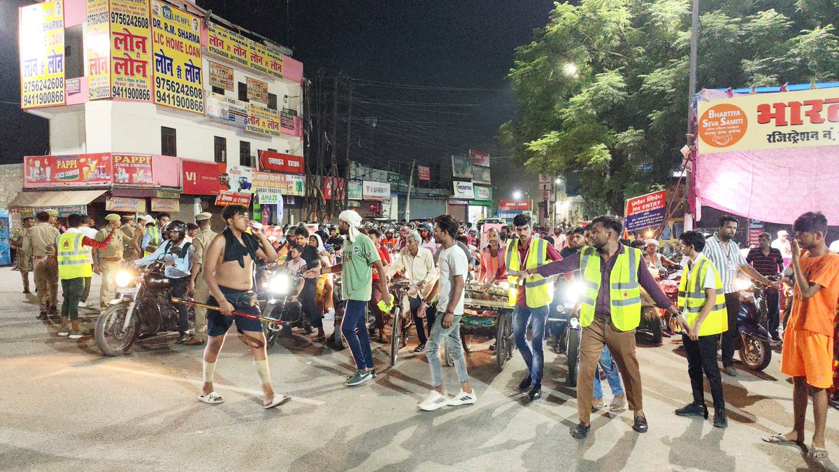 MPSghaziabad's tweet photo. "तीसरा दिन कावड़ सेवा 2024" #निस्वार्थ_सेवा अपने सभी भाईयो के द्वारा घूकना मोड़ पर DVF के माध्यम से सेवा की गई।🌾
सभी शिव भक्त कावड़ियों की मदद के लिए मौजूदा परेशानियों को दूर किया गया और एसीपी रवि सिंह एवं पुलिस प्रशाशन के साथ मिलकर ट्रैफिक मैनेज किया गया। @Uppolice @dgpup https://t.co/TDUFIEjRGh
