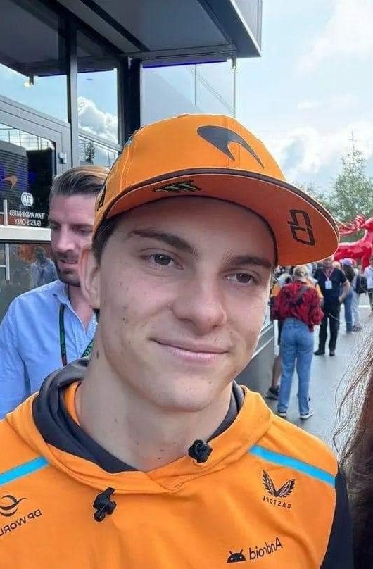 Alexandra20F1's tweet photo. 🚨 #F1 fans 🚨
Corporate needs you to find the differences between this picture and this picture.
@McLarenF1
@LandoNorris
@OscarPiastri
#F1twt #F1X #landonorris #oscarpiastri #papaya #MCL #LN4 #OP81 #F12024 #F1Break https://t.co/nMiKtN1Ila