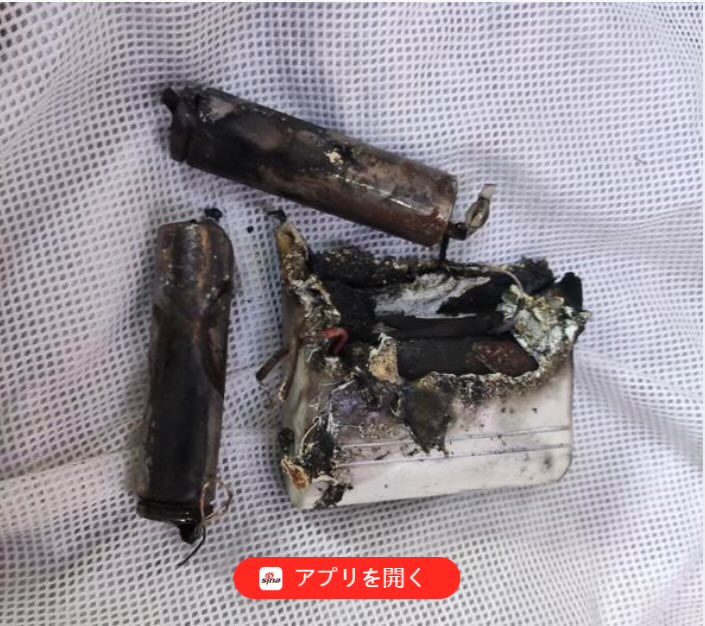 2022meimei3's tweet photo. 部屋で爆発し二階を全焼させたと言うこのメーカー、見るとKogeegooと名乗る深圳市允正贸易有限公司と言う中国企業でした。
まさか空調服（空調ベスト）が爆発するとは想定外でしたが中国本土で同様の事故があるか見たところ、ありました。

2021年、建設現場作業員がネットで購入した空調服を着て作業していた所、空調服が突然発火し、重傷を負い入院。

・作業中に空調服から火事が起きた時、彼は驚いて服を脱いだが、数秒後にバッテリーが爆発した。

・体表の10～19％に火傷を負った

・事件発生後、作業員の娘が総合ショッピングプラットフォーム「天猫」の顧客サービス担当者に連絡したところ、「自分で販売者と調整しろ」と言われ、彼女は販売者に損害賠償請求をし、販売者は医療費や食事代などとして5万8000元（116万円位）位を支払った。 
https://t.co/adpfIJzeg1

いずれにしても、中国本土相手になるので中国製品での事故は厄介ですね。

今回事故を起こした製品を売っている会社は広東省深セン市羅湖区にあり、代表は廖洁琳。
登記は深圳市罗湖区桂园街道松园社区红桂路2118号都汇中心B栋2113A。
https://t.co/GtUjOdasfW

日本に空調服を売るのに特化している様で、ホームページも日本語でした。
https://t.co/z0TiICOD93