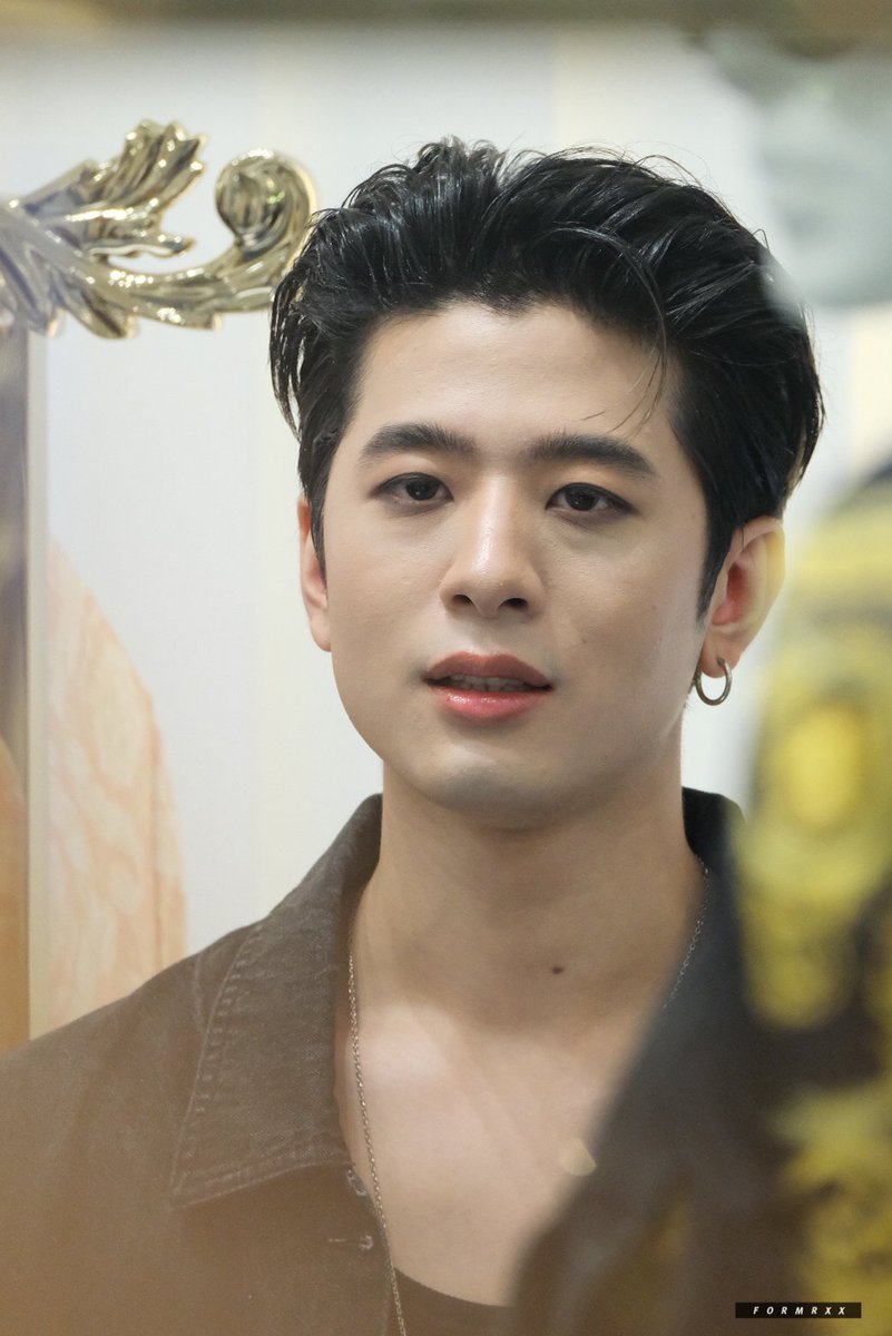 วันนี้หล่อมากอีกแล้ว ♡

#VERSACESNEAKERSwithXX
#XXSIVK 
#PorscheSivakorn